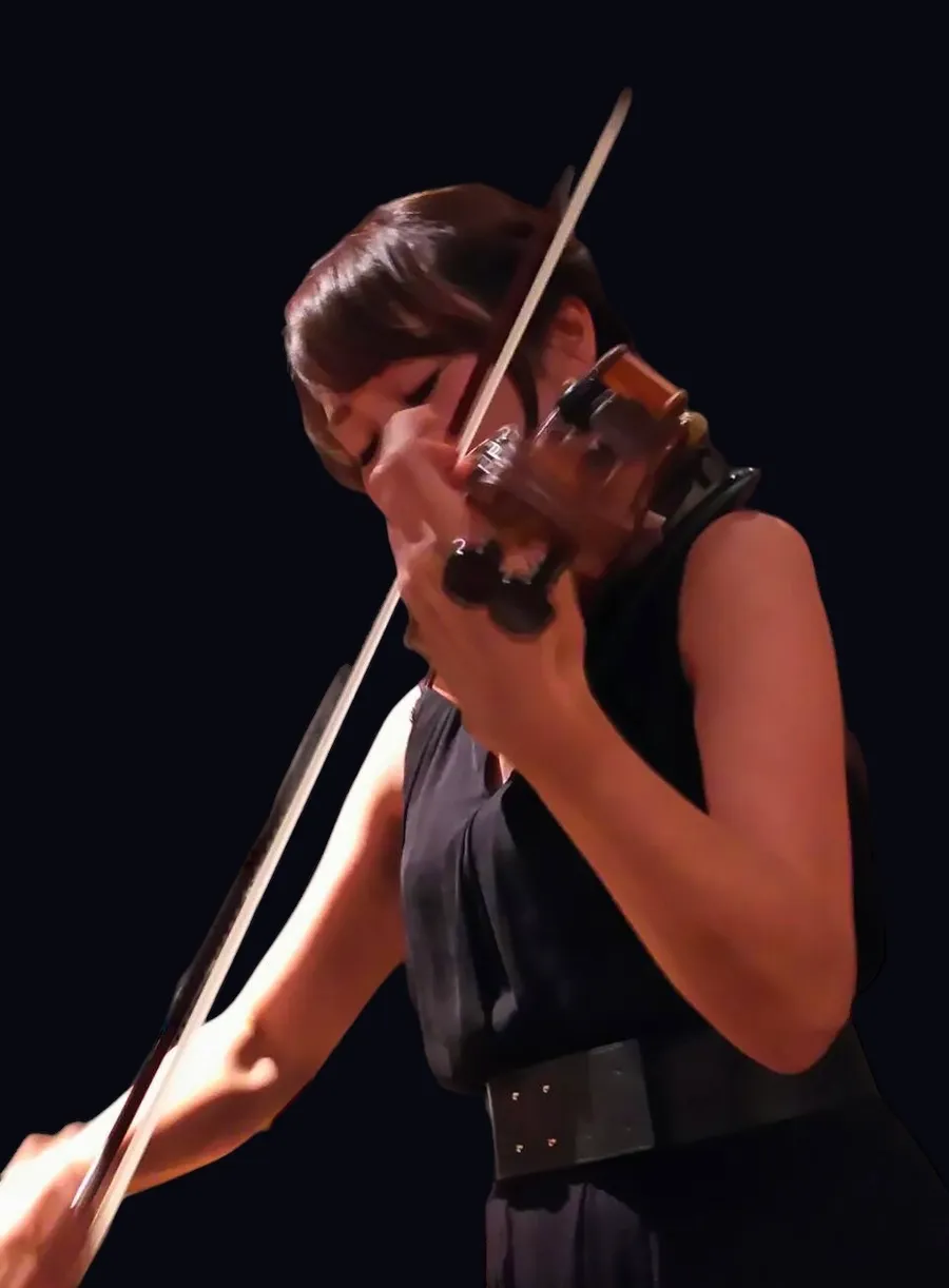 木の梁のある空間でヴァイオリンを演奏する田中雅子