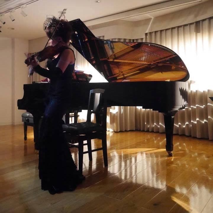 ヴァイオリンを演奏する田中雅子