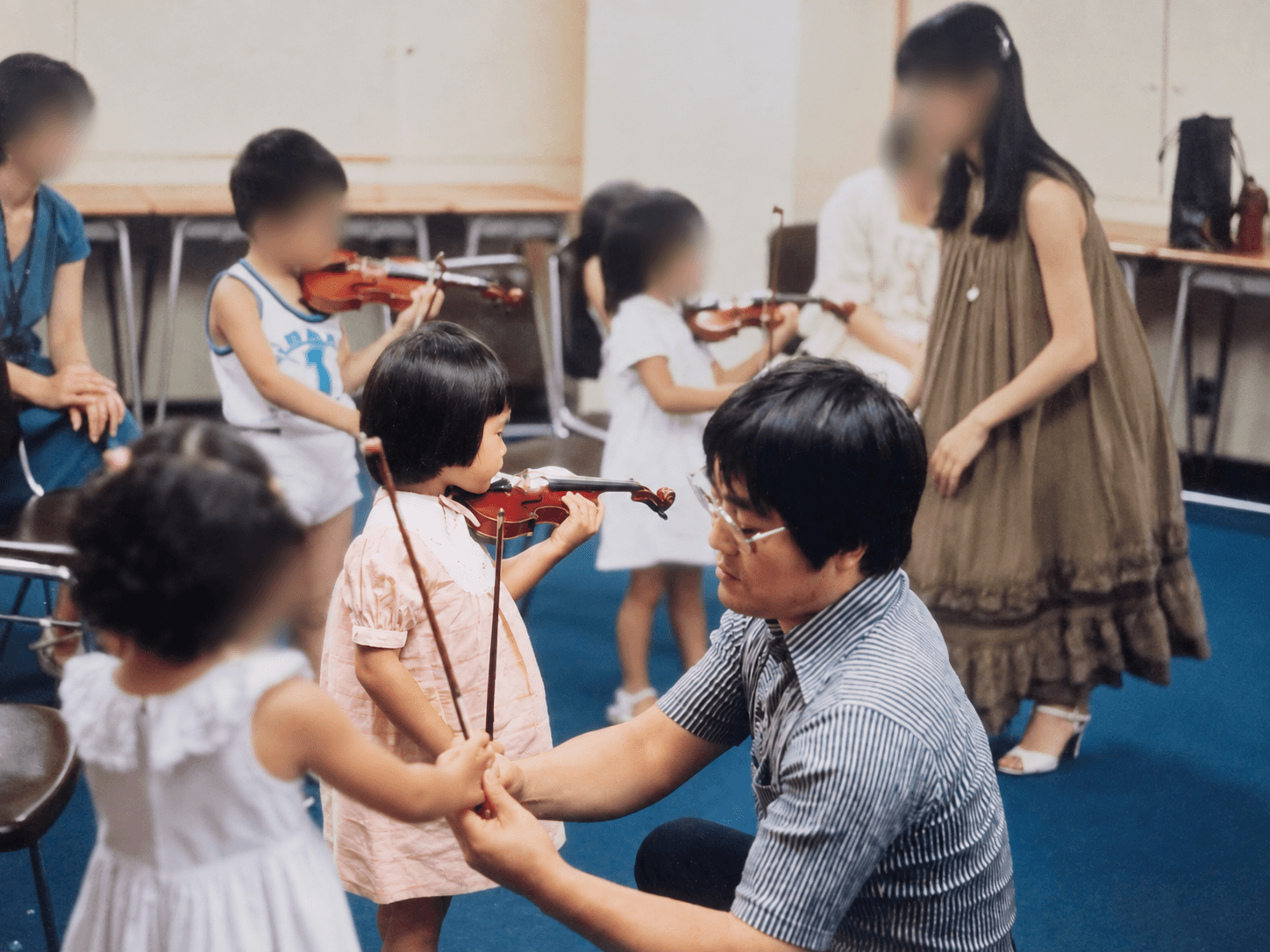 幼少期のヴァイオリンレッスンの様子(周囲の方の顔はプライバシー配慮のため非表示)